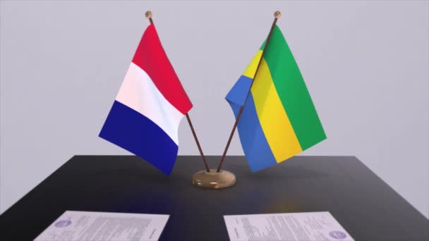 Gabunische Und Französische Nationalflaggen Auf Dem Tisch Diplomatischen Konferenzraum Politik — Stockvideo