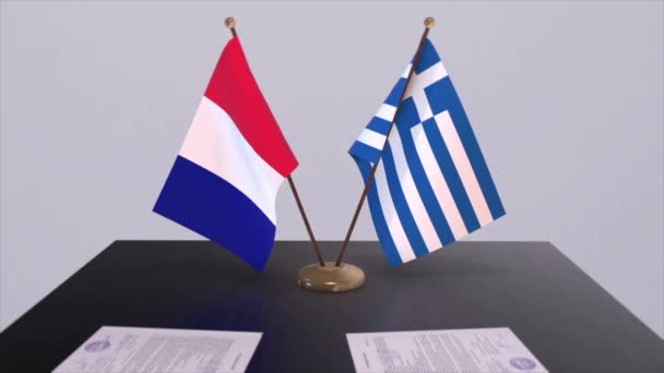 希腊和法国国旗在外交会议室的桌上 政治交易协议 — 图库视频影像