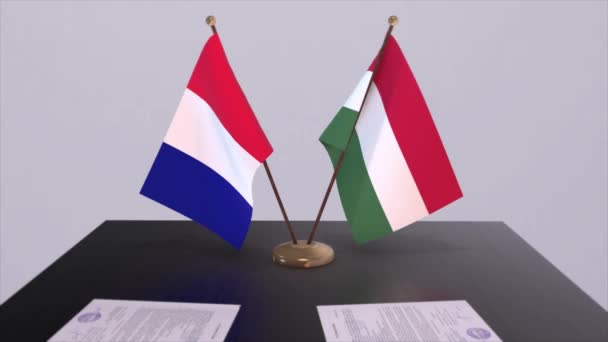 Ungern Och Frankrike Nationella Flaggor Bordet Diplomatisk Konferensrum Politikavtal — Stockvideo