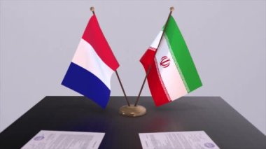 İran ve Fransa ulusal bayrakları diplomatik konferans odasında masanın üzerinde. Siyaset anlaşması