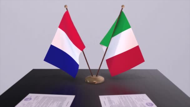 Banderas Nacionales Italia Francia Sobre Mesa Sala Conferencias Diplomáticas Acuerdo — Vídeos de Stock
