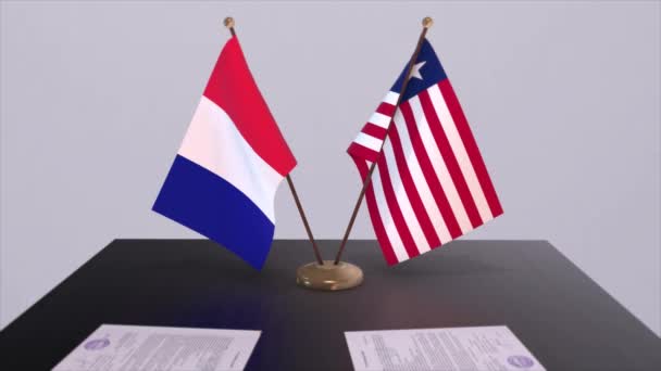 Nationalflaggen Liberias Und Frankreichs Auf Dem Tisch Diplomatischen Konferenzraum Politik — Stockvideo