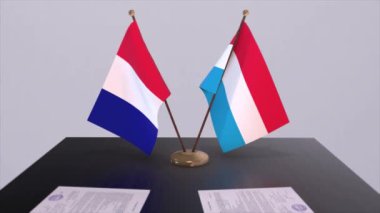Lüksemburg ve Fransa ulusal bayrakları diplomatik konferans odasında masanın üzerinde. Siyaset anlaşması