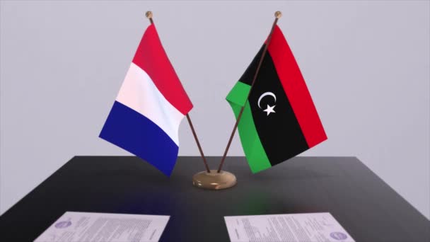 外交会議室のテーブルの上にリビアとフランスの国旗 政治取引協定 — ストック動画
