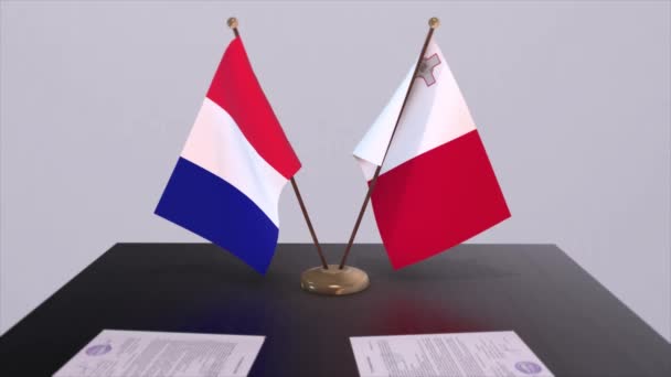 Flagi Narodowe Malty Francji Stole Sali Konferencyjnej Dyplomatycznej Porozumienie Polityczne — Wideo stockowe