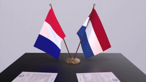 Κάτω Χώρες Και Γαλλία Εθνικές Σημαίες Στο Τραπέζι Στην Αίθουσα — Αρχείο Βίντεο