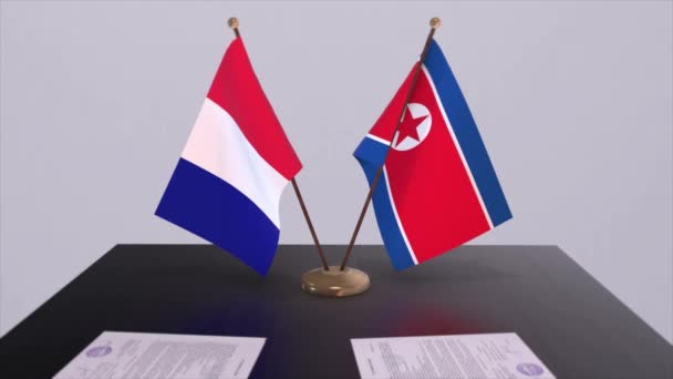 Βόρεια Κορέα Και Γαλλία Εθνικές Σημαίες Στο Τραπέζι Στην Αίθουσα — Αρχείο Βίντεο