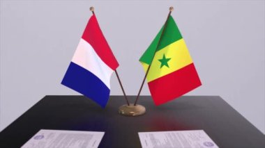 Senegal ve Fransa ulusal bayrakları diplomatik konferans odasında masanın üzerinde. Siyaset anlaşması