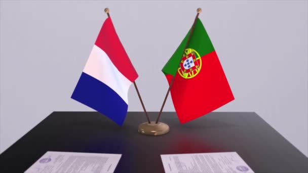 Portugal Frankrijk Leggen Nationale Vlaggen Tafel Diplomatieke Vergaderzaal Politiek Akkoord — Stockvideo