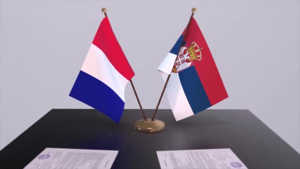Bandeiras Nacionais Sérvia França Cima Mesa Sala Conferências Diplomáticas Acordo — Vídeo de Stock