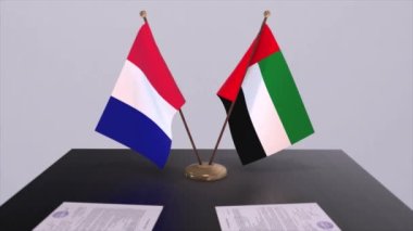 BAE ve Fransa ulusal bayrakları diplomatik konferans odasında masanın üzerinde. Siyaset anlaşması