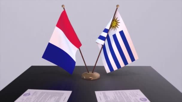 乌拉圭和法国国旗在外交会议室桌上 政治交易协议 — 图库视频影像