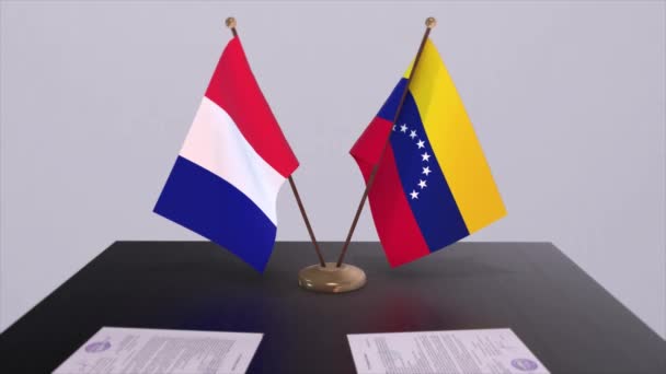 委内瑞拉和法国国旗在外交会议室桌上 政治交易协议 — 图库视频影像