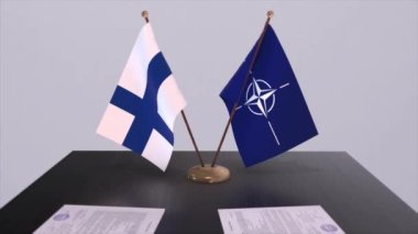 Finlandiya ulusal bayrağı ve NATO bayrağı. Politika ve diplomasi illüstrasyonu