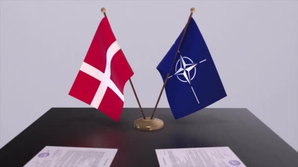 Εθνική Σημαία Δανίας Και Σημαία Νατο Πολιτική Και Διπλωματία — Αρχείο Βίντεο