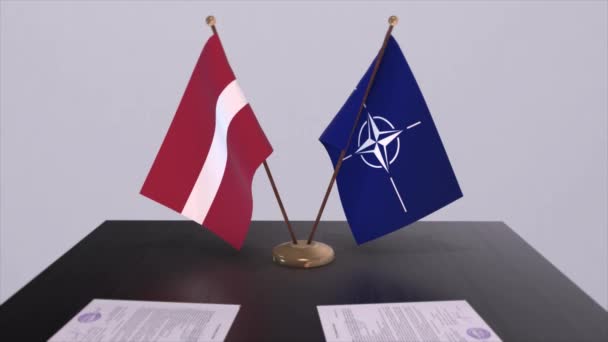 拉脱维亚国旗和北约国旗 政治和外交说明 — 图库视频影像