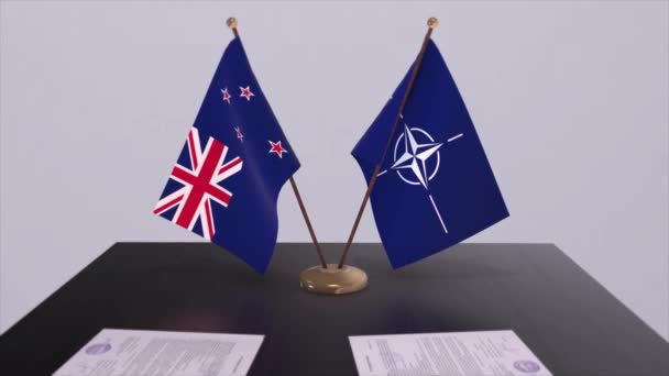 Εθνική Σημαία Της Νέας Ζηλανδίας Και Σημαία Του Νατο Πολιτική — Αρχείο Βίντεο