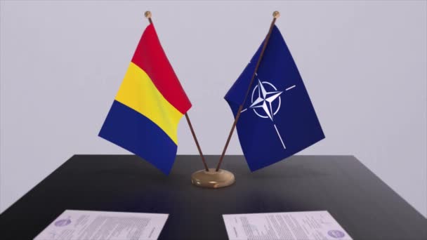 Εθνική Σημαία Της Ρουμανίας Και Σημαία Του Νατο Πολιτική Και — Αρχείο Βίντεο