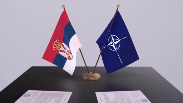 塞尔维亚国旗和北约国旗 政治和外交说明 — 图库视频影像