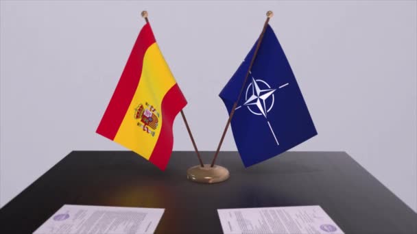 Ισπανική Εθνική Σημαία Και Σημαία Νατο Πολιτική Και Διπλωματία — Αρχείο Βίντεο