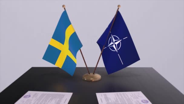 スウェーデンの国旗とNatoの旗 外交図 — ストック動画