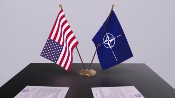 Förenta Staternas Nationella Flagga Och Natos Flagga Politik Och Diplomati — Stockvideo