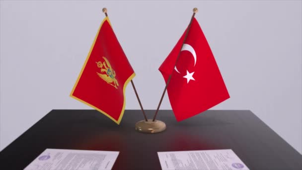 Flaggen Von Montenegro Und Der Türkei Bei Einem Politischen Treffen — Stockvideo