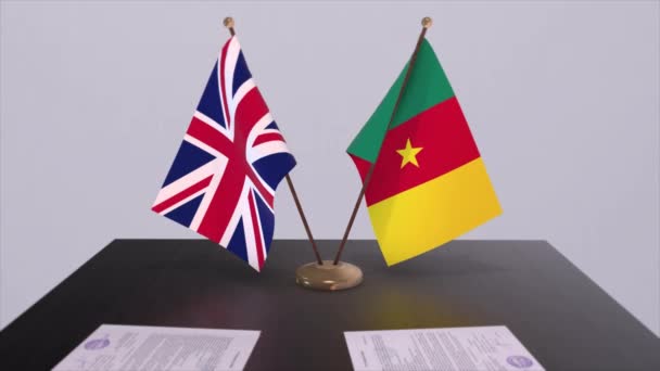 喀麦隆和英国国旗 政治概念 伙伴交易甲虫之间的国家 各国政府的伙伴关系协定 — 图库视频影像