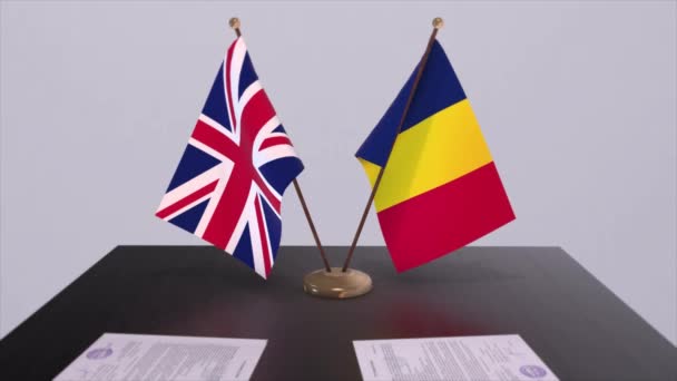 チャドとイギリスの国旗 政治概念 パートナー国間のビートを扱う 政府間のパートナーシップ協定 — ストック動画