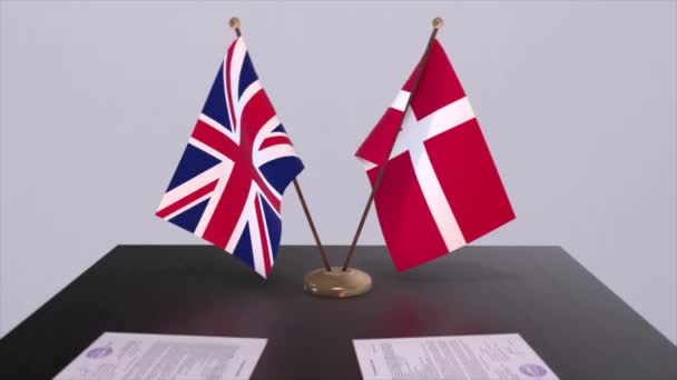 丹麦和英国国旗 政治概念 伙伴交易甲虫之间的国家 各国政府的伙伴关系协定 — 图库视频影像