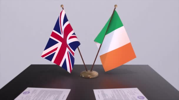 爱尔兰和英国国旗 政治概念 伙伴交易甲虫之间的国家 各国政府的伙伴关系协定 — 图库视频影像