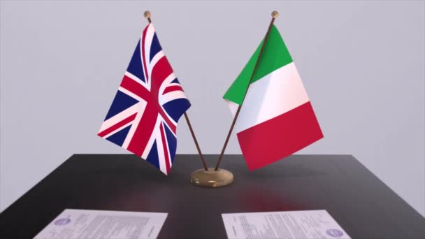 意大利和英国国旗 政治概念 伙伴交易甲虫之间的国家 各国政府的伙伴关系协定 — 图库视频影像
