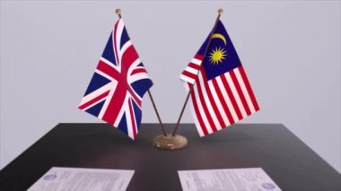 Malezya ve İngiliz bayrağı. Siyaset konsepti, ülkeler arasında ortaklık anlaşması. Hükümetlerin ortaklık anlaşması