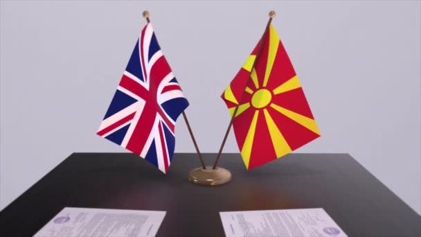 北马其顿和英国国旗 政治概念 伙伴交易甲虫之间的国家 各国政府的伙伴关系协定 — 图库视频影像