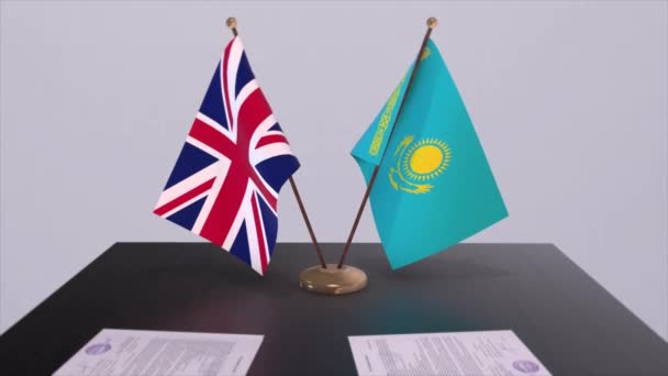 哈萨克斯坦和英国的国旗 政治概念 伙伴交易甲虫之间的国家 各国政府的伙伴关系协定 — 图库视频影像