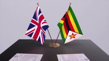 Zimbabve ve İngiliz bayrağı. Siyaset konsepti, ülkeler arasında ortaklık anlaşması. Hükümetlerin ortaklık anlaşması