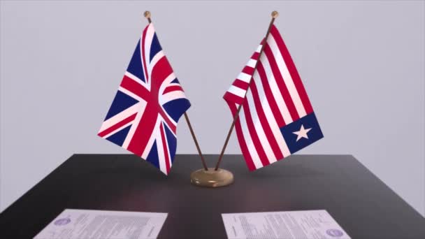 利比里亚和英国国旗 政治概念 伙伴交易甲虫之间的国家 各国政府的伙伴关系协定 — 图库视频影像