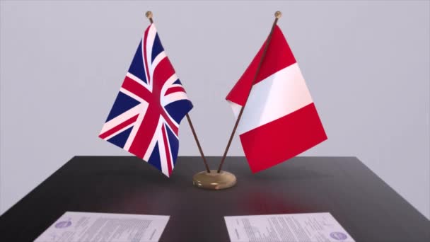 ペルーとイギリスの国旗 政治概念 パートナー国間のビートを扱う 政府間のパートナーシップ協定 — ストック動画