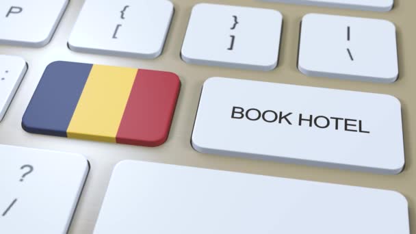 ホテルでチャドまたはルーマニア オンラインでウェブサイト コンピューターのキーボードのボタン 旅行のコンセプト3Dアニメーション ホテルのテキストとチャディアンまたはルーマニア国旗を予約する — ストック動画