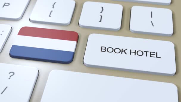 オランダのホテルをオンラインで予約してください コンピューターのキーボードのボタン 旅行のコンセプト3Dアニメーション ホテルのテキストとオランダ国旗を予約する — ストック動画