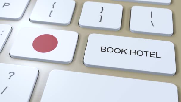 日本のホテルをオンラインで予約する コンピューターのキーボードのボタン 旅行のコンセプト3Dアニメーション ホテルテキストと国旗を予約する — ストック動画