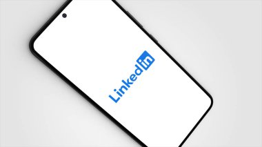 New York, ABD - 1 Mayıs 2023: LinkedIn Logo on Phone Screen, Illustrative Editorial.