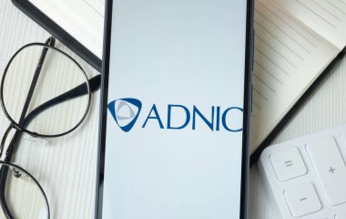 New York, ABD - 21 Haziran 2024: Abu Dabi Ulusal Sigorta Logosu Telefon Ekranı, ADNIC Şirket Simgesi.
