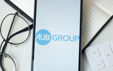 New York, ABD - 21 Haziran 2024: AUB Grup Logosu Telefon Ekranı, Şirket Simgesi.