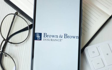 New York, ABD - 21 Haziran 2024: Kahverengi Logo Telefon Ekranında, Şirket Simgesi.