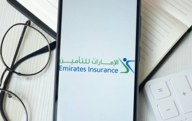 New York, ABD - 21 Haziran 2024: Emirates Sigorta Logosu Telefon Ekranı, Şirket Simgesi.