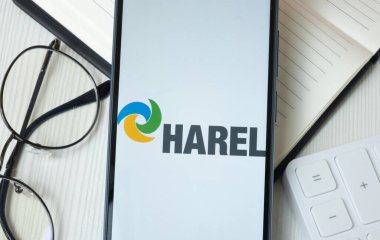 New York, ABD - 21 Haziran 2024: Harel Group Logosu Telefon Ekranı, Şirket Simgesi.
