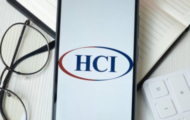 New York, ABD - 21 Haziran 2024: HCI Grup Logosu Telefon Ekranı, Şirket Simgesi.