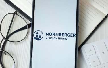 New York, ABD - 21 Haziran 2024: Nurnberger Versicherung Logosu Telefon Ekranı, Şirket Simgesi.