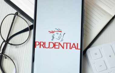 New York, ABD - 21 Haziran 2024: Prudential Logo Telefon Ekranında, Şirket Simgesi.